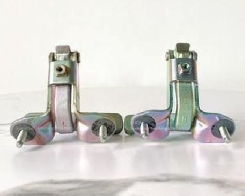 Le modèle Y de Tesla, monté à la main droite, est équipé d'une charnière de porte d'ascenseur 1500495-00-C.