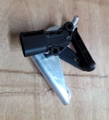 Le modèle S/X 2012-2021 de Tesla est équipé d'un capteur de suspension avant droit 1027946-00-B.